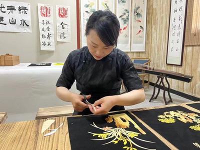 麥秸畫(huà)傳承人楊麗:匠心傳承非遺技藝 巧手生花麥秸成畫(huà)